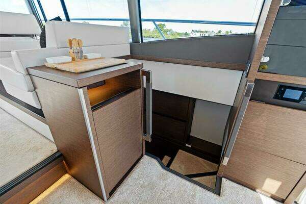 Prestige 520 Flybridge Yacht For Sale