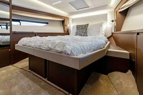 Prestige 520 Flybridge Yacht For Sale