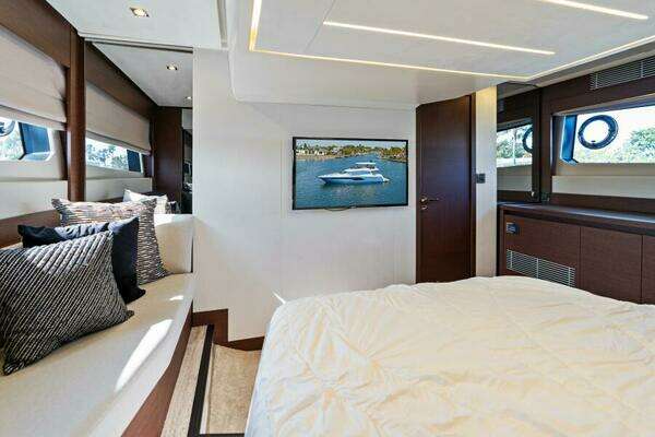 Prestige 520 Flybridge Yacht For Sale