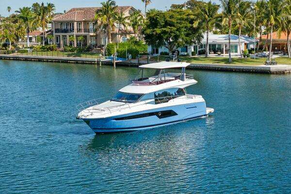 Prestige 520 Flybridge Yacht For Sale