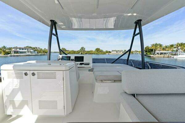 Prestige 520 Flybridge Yacht For Sale