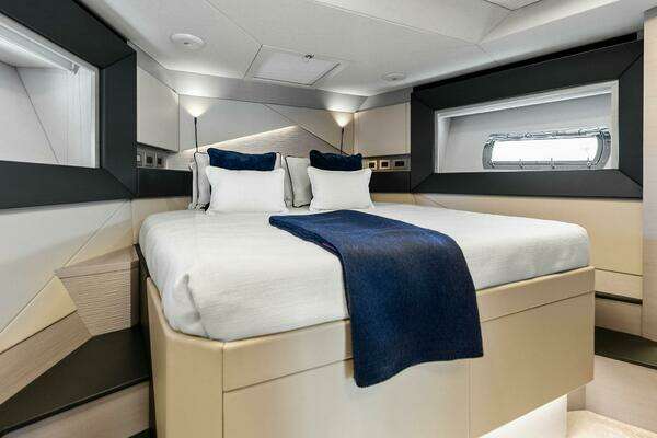 Pershing 7X Yacht For Sale
