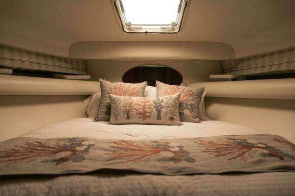 Riviera 40 Flybridge Yacht For Sale