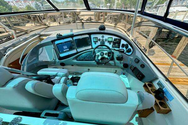 2005 Cruisers Yachts 54