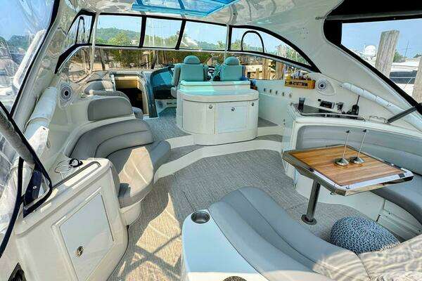 2005 Cruisers Yachts 54