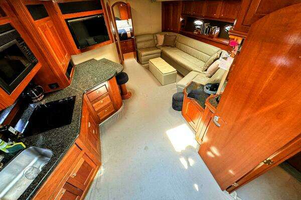 2005 Cruisers Yachts 54