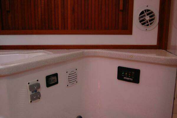 Sabre 36 Flybridge Sedan Yacht For Sale
