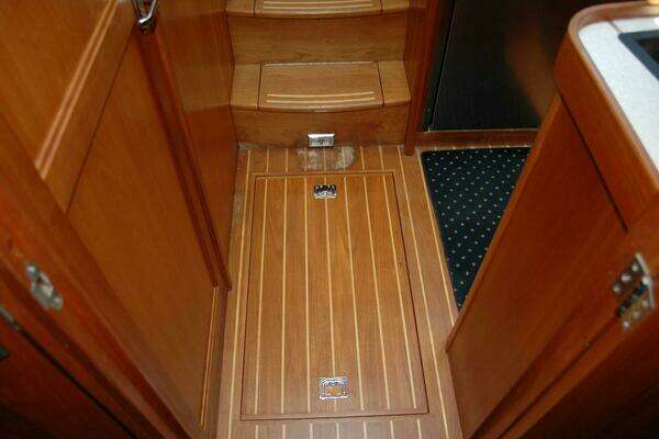 Sabre 36 Flybridge Sedan Yacht For Sale