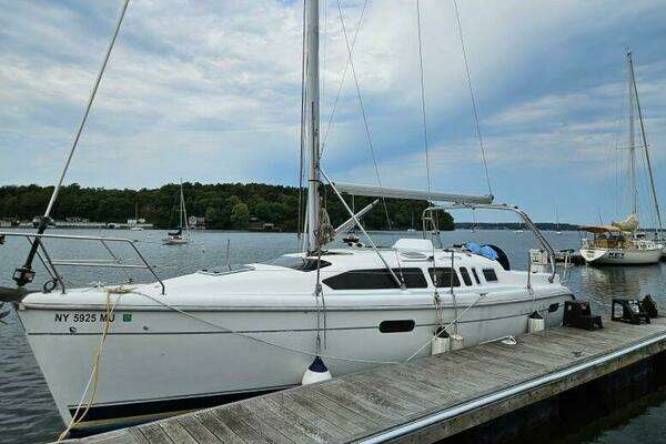 Photo of the 2000 Hunter 340 "Chip Ahoy"