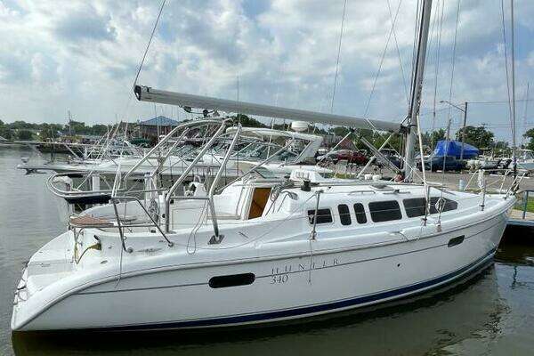 Photo of the 2000 Hunter 340 "Chip Ahoy"