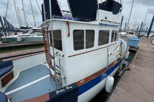 Zettie Ray 30ft Willard Yacht For Sale
