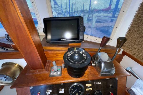 Zettie Ray 30ft Willard Yacht For Sale