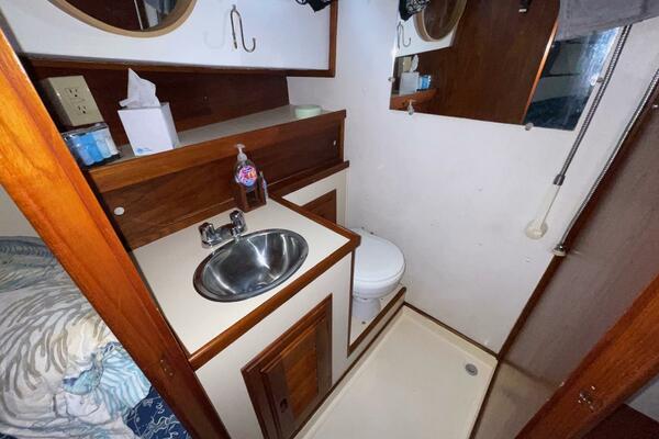 Zettie Ray 30ft Willard Yacht For Sale