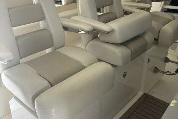 Boston Whaler 420 Outrage Yacht For Sale