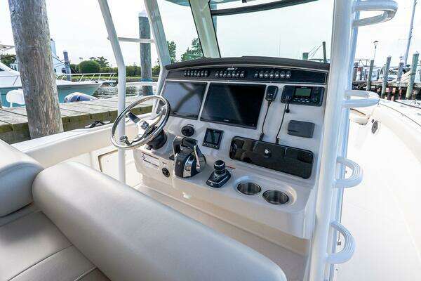Boston Whaler 330 Outrage Yacht For Sale