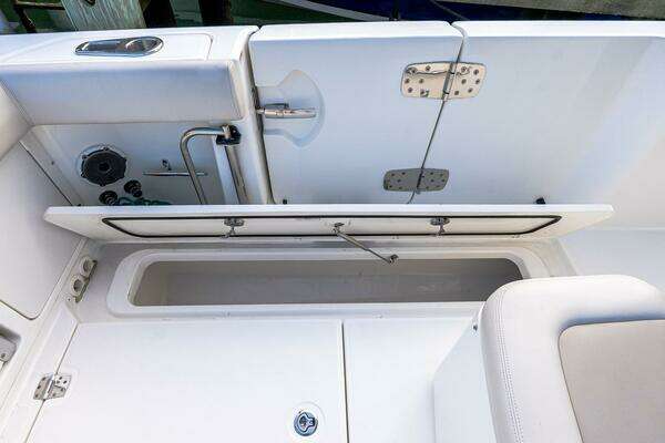 Boston Whaler 330 Outrage Yacht For Sale