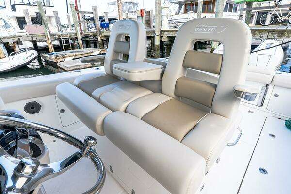 Boston Whaler 330 Outrage Yacht For Sale
