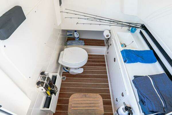 Boston Whaler 330 Outrage Yacht For Sale