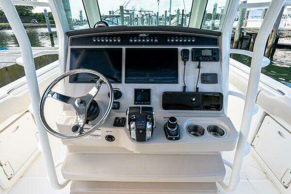 Boston Whaler 330 Outrage Yacht For Sale