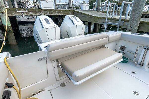 Boston Whaler 330 Outrage Yacht For Sale
