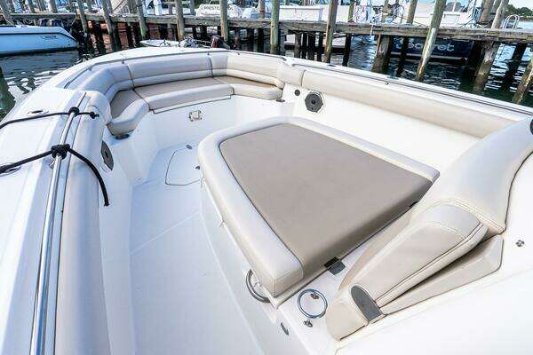 Boston Whaler 330 Outrage Yacht For Sale