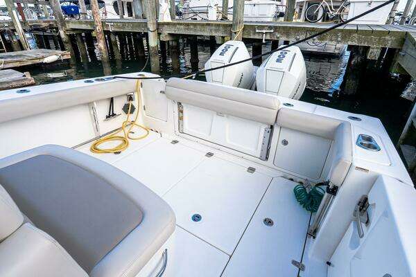 Boston Whaler 330 Outrage Yacht For Sale