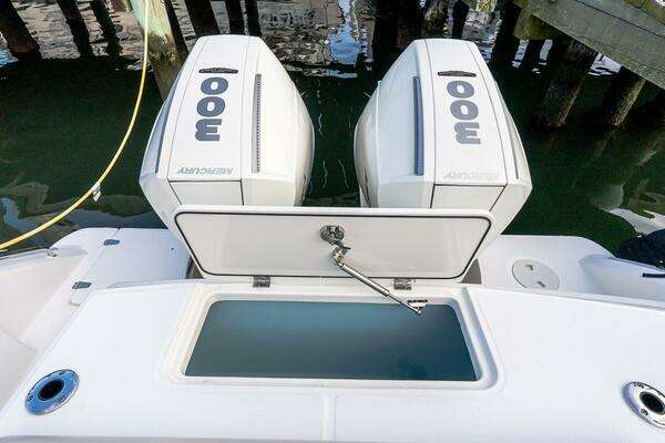 Boston Whaler 330 Outrage Yacht For Sale