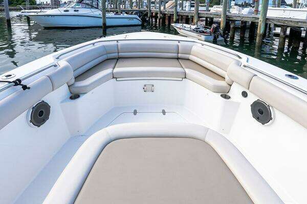 Boston Whaler 330 Outrage Yacht For Sale