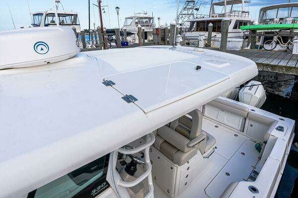 Boston Whaler 330 Outrage Yacht For Sale