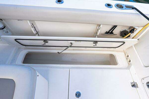 Boston Whaler 330 Outrage Yacht For Sale