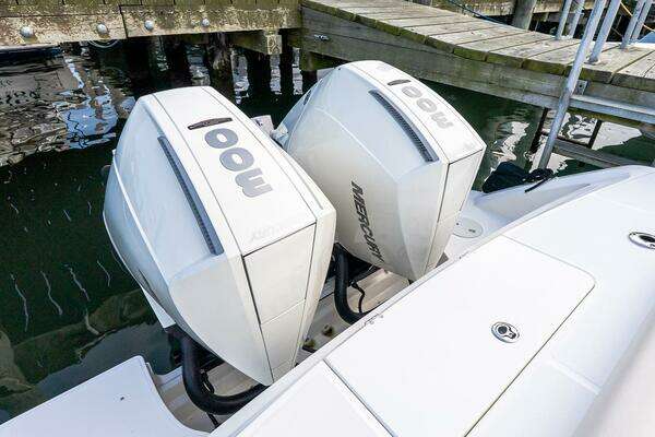 Boston Whaler 330 Outrage Yacht For Sale