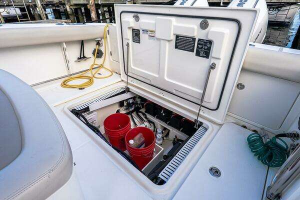 Boston Whaler 330 Outrage Yacht For Sale