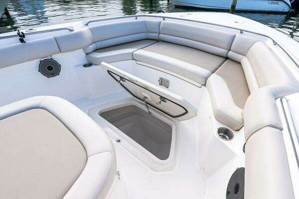 Boston Whaler 330 Outrage Yacht For Sale