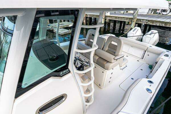 Boston Whaler 330 Outrage Yacht For Sale
