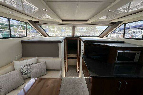 Carver C34 Command Bridge Yacht For Sale