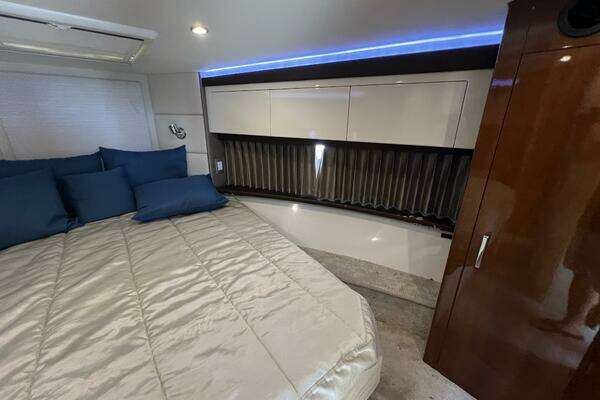 Carver C34 Command Bridge Yacht For Sale