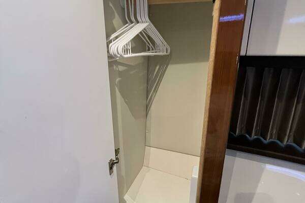 Carver C34 Command Bridge Yacht For Sale