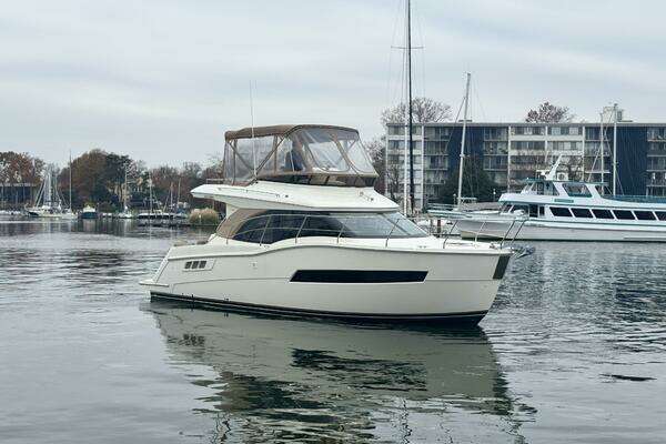 Carver C34 Command Bridge Yacht For Sale