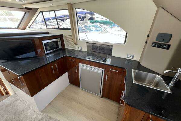 Carver C34 Command Bridge Yacht For Sale