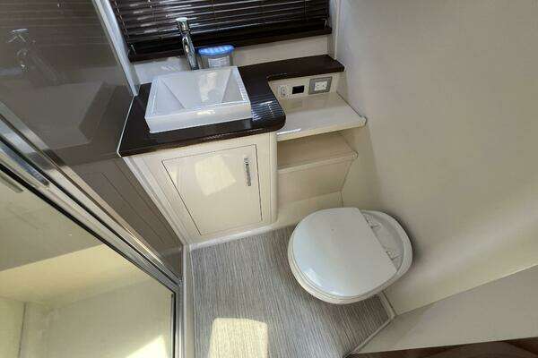 Carver C34 Command Bridge Yacht For Sale