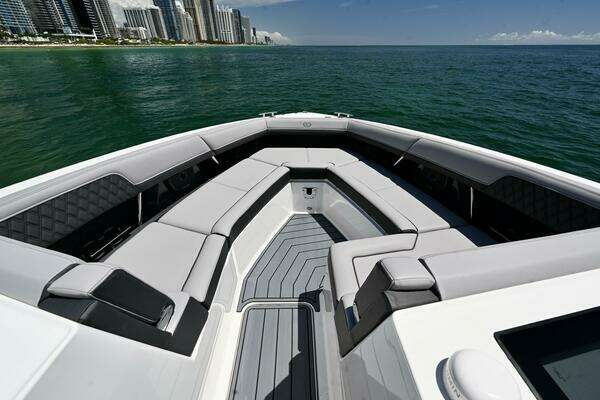 Cobalt R33 Yacht For Sale