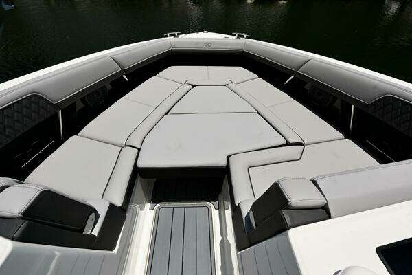 Cobalt R33 Yacht For Sale