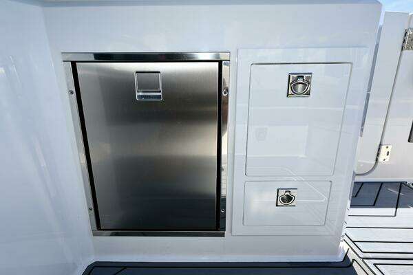 Cobalt R33 Yacht For Sale