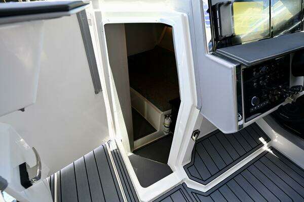 Cobalt R33 Yacht For Sale