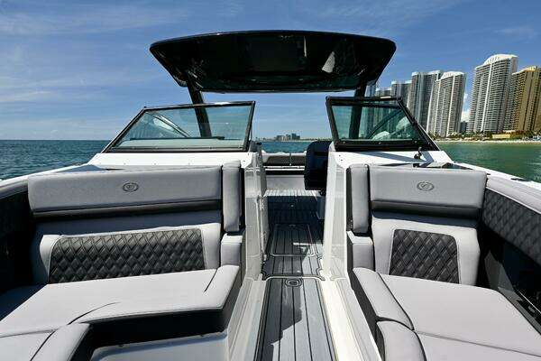 Cobalt R33 Yacht For Sale