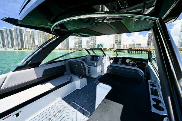 Cobalt R33 Yacht For Sale