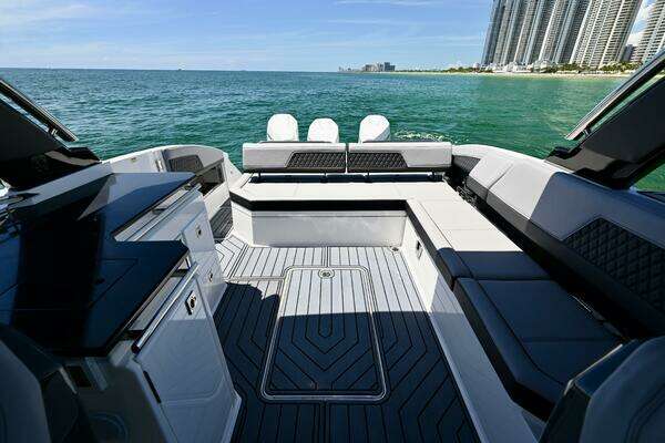 Cobalt R33 Yacht For Sale