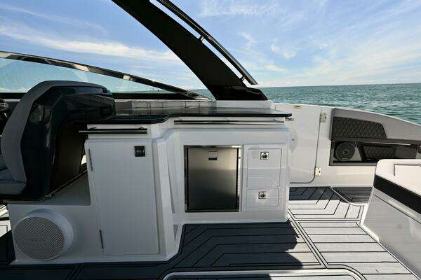 Cobalt R33 Yacht For Sale