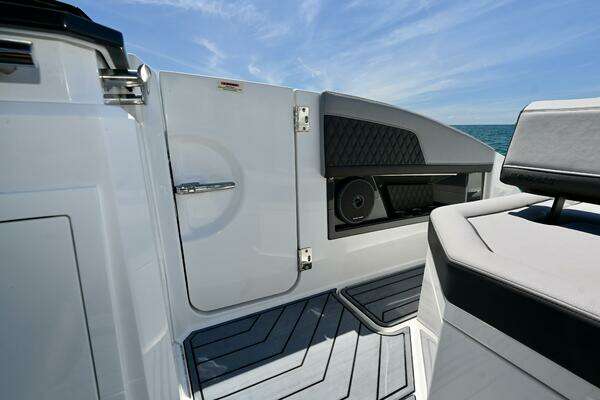 Cobalt R33 Yacht For Sale