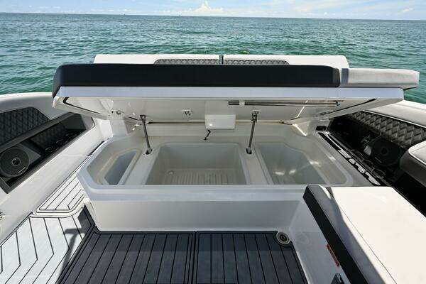 Cobalt R33 Yacht For Sale